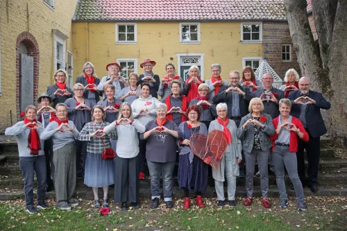 Das Bild zeigt den Chor grauTöne vor der Burg in Pewsum.