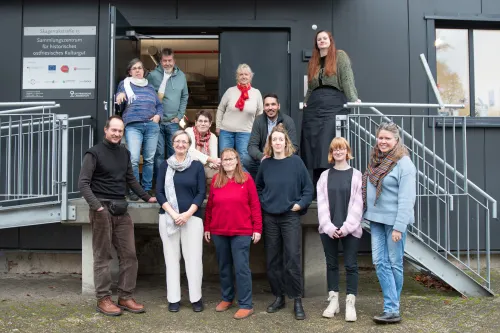 Team der Kulturagentur vor dem Sammlungszentrum