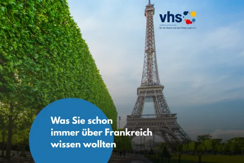 Werbeplakat für einen Vortrag in dem es um Frankreich geht, zu sehen ist der Platz vor dem Eifelturm mit vielen Menschen