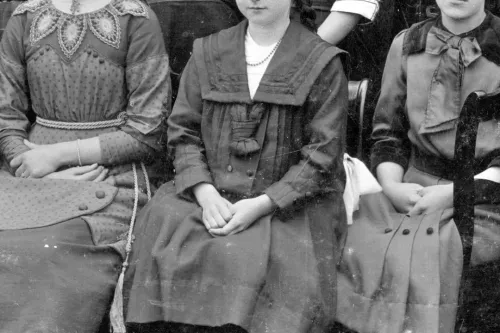 Privatschule Jemgum 1914 mit Lehrerin Wilhelmine Siefkes und Ernst Dürenfeld