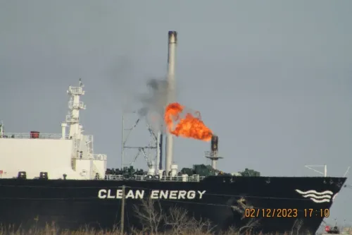Abfackeln (engl. Flaring) von Erdgas am LNG-Exportterminal Calcasieu Pass in Cameron Parish, Louisiana, USA, von wo aus eine direkte Verbindung nach Deutschland besteht, Foto: John Allaire (Anwohner)