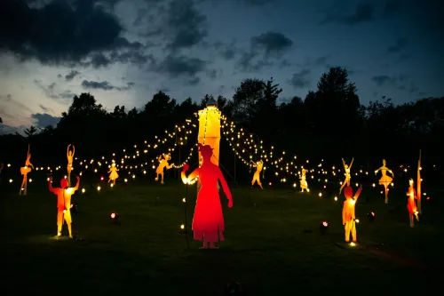 Lichtskulptur bei Nacht