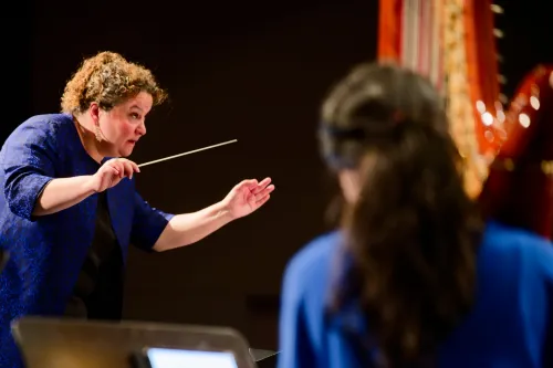 Ist Hauptperson eines Films, der 2023 in Emden den Bernhard Wicki-Preis gewann: Dirigentin Zahia Ziouani, hier im Bild mit Harfenistin Samira Memarzadeh