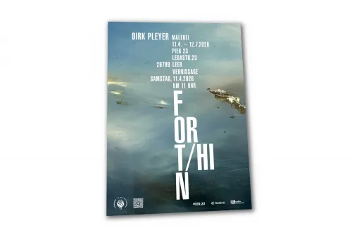 Offizielles Plakat der Ausstellung "FORT/HIN" von Dirk Pleyer, 11.04 bis 12.07.2026 im Pier 23, Leer