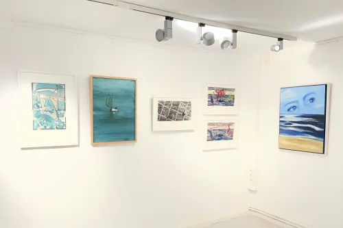 Gerahmte Bilder an einer weißen Wand