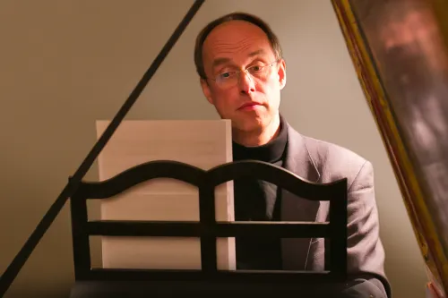 Bernhard Klapprott an dem neuen Cembalo