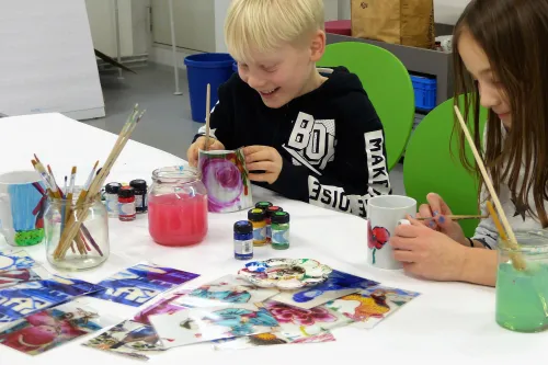 Kinder bemalen Becher aus Porzellan 