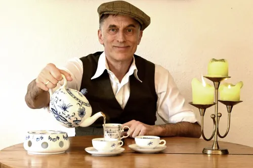 Thommi Baake schenkt eine echte Ostfriesenmischungt ein