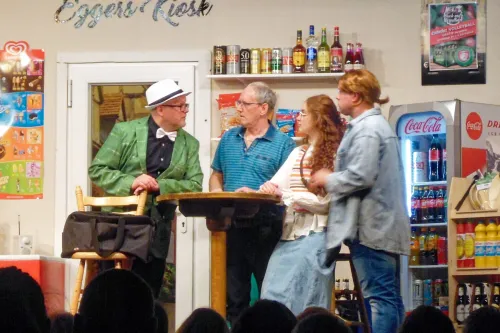 Vertreter Waldemar (Matthias Hoogestraat) überzeugt Rolf (Wolfgang Werner), Brigitte (Eske Martens) und Florian (Oliver van Grieken), den Kiosk mit seinem dubiosen Warenangebot weiterzuführen