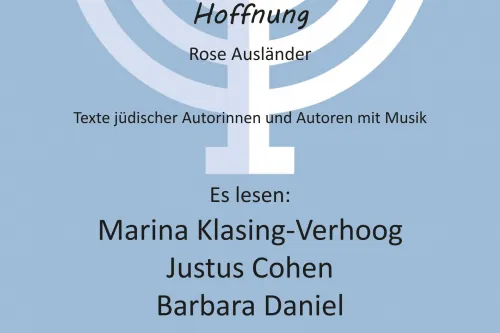 Veranstaltungsplakat mit hellblauem Hintergrund, auf dem eine Menora zu sehen ist. Darüber gelegt ist der Veranstaltungshinweis zum Leseabend  "Wir färbten jeden Buchstaben mit Hoffnung". Es lesen: Marina Klasing-Verhoog, Justus Cohen, Barbara Daniel. Lieder zur Gitarre spielt Wolfgang Neiweiser.