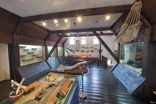 Blick in einen Raum der Dauerausstellung des Fehn- und Schifffahrtsmuseums 