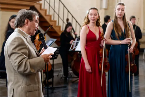 Begrüßte die Gäste: Dr. Ghassan Al Halabi, Vorsitzender des Vereins „Freunde und Förderer der Klassik e.V.“, ehe Elena Meyer und Polina Munteanu in das Konzert einführten