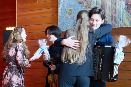 Herzliche Umarmung von Elena Meyer und Polina Munteanu für die beiden Konzertierenden Stefan Aprodu und Nikodem Sobek