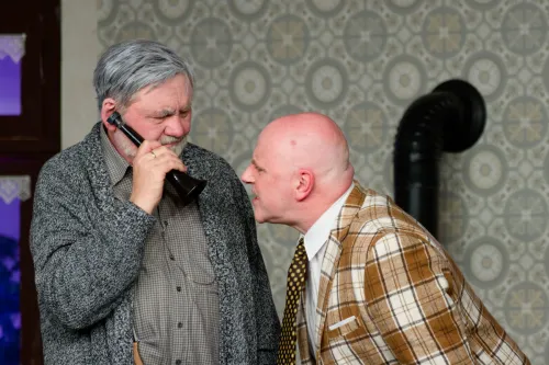 Zwei, die sich nicht ausstehen können: Opa Meiners (Werner Nörtker) und Arnold (Dajo Kaiser)