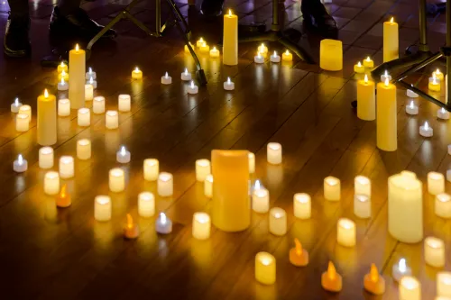 Mehr als 300 Kerzen erleuchteten die Schweizer Kirche in Emden beim Abschluss des Festivals