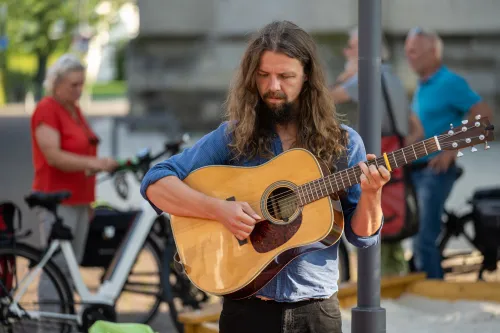 Beni Feldmann mit Gitarre
