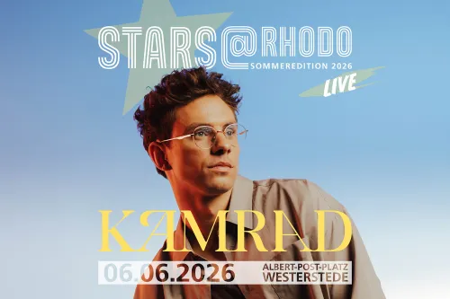 Werbebanner mit einem Foto von dem Künstler "KAMRAD" sowie Informationen zur Veranstaltung: Veranstaltungsformat "Stars@RHODO - Sommeredition 2026", Datum: 06.06.2026; Ort: Albert-Post-Platz in Westerstede