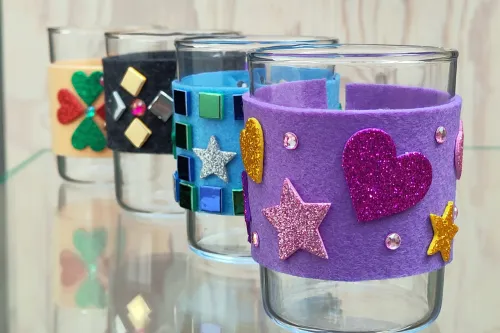 Selbst gestaltete Filzbanderole für ein Teeglas