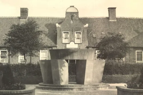 Ehrenmal in Weener vor dem ehemaligen Armenhaus, heute Heimatmuseum