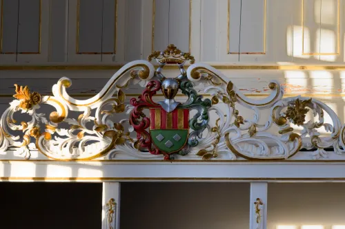 Wappen der ehemaligen Besitzer der Osterburg am Herrengestühl der Groothuser Kirche