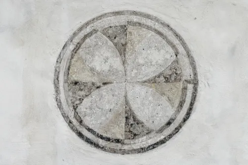 Weihekreuz aus dem 15. Jahrhundert an der Wand der Rysumer Kirche