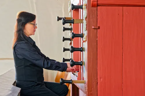 An der Orgel von Uttum: Organistin Alina Rotaru