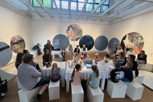 Begrüßung der an dem Projekt beteiligten Kinder im großen Mitmach-Raum in der Kunsthallen-Ausstellung 