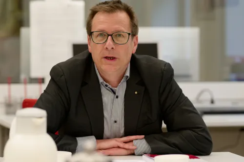 Redigierte und lektorierte gemeinsam mit Dr. Heiko Suhr das neue Emder Jahrbuch: Dr. Michael Hermann