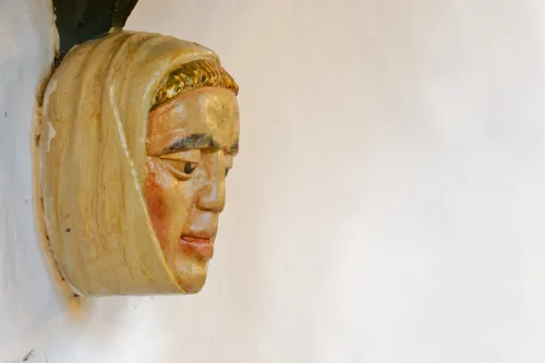 Konsolköpfchen unter der Kanzel der Uttumer Kirche
