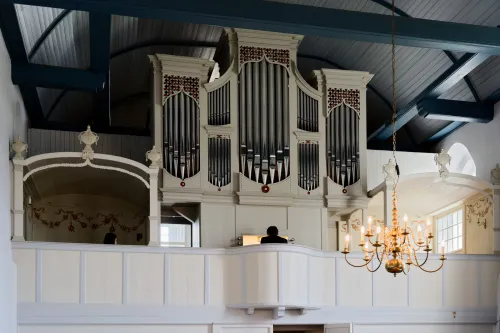 Winfried Dahlke, Landeskirchenmusikdirektor der Evangelisch-reformierten Kirche und Direktor des Organeums in Weener, an der Orgel in Freepsum
