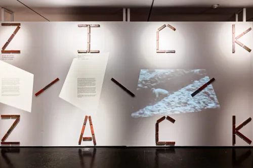Zickzack! Eingang zur aktuellen Ausstellung im Ostfriesischen Landesmuseum Emden