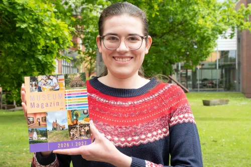 Lara Wendel, Mitarbeiterin des Museumsverbunds Ostfriesland, mit dem neuen MuseumMagazin(e).