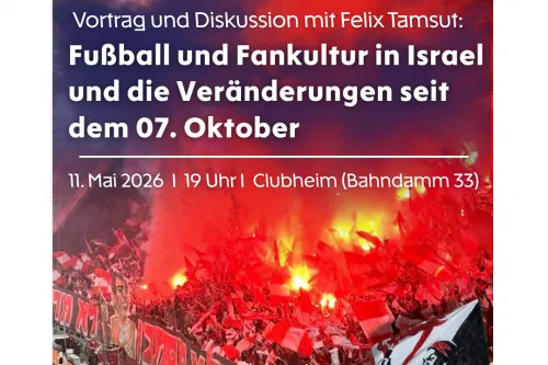 Oben Veranstaltungsname und Veranstaltungsdaten, dahinter blauer Rauch. Foto, das eine israelische Fankurve zeigt, in der Pyrotechnik abgebrannt wird. Unten ein weißer Balken, in dem von links nach rechts der Hinweis auf die Förderung durch das Bundesprogramm "Demokratie leben!", ein Hinweis auf den Lankreis Leer, das Borussia-Logo sowie Felix Tamsut abgebildet sind.