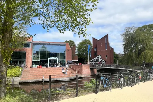 Die Kunsthalle Emden liegt direkt am Hinter Tief