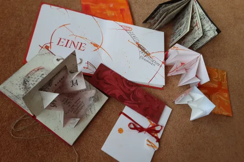 buntes Papier, gefaltet in kleine Kunstwerke