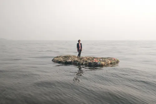 Tita Salina, 1001st Island – The Most Sustainable Island in Archipelago, 2015. Performance, Installation, Intervention, Video, 4‘11‘‘. Courtesy the artist, Foto: Irwan Ahmett