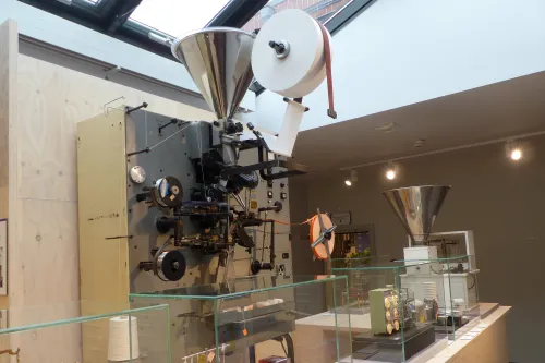 Historische Teebeutelpackmaschine