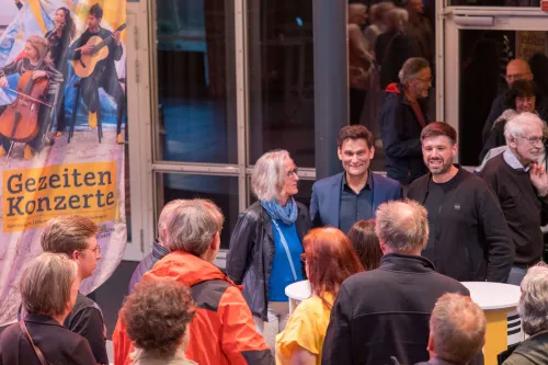 Andrang nach dem Konzert: Christian Ehring und Besucher