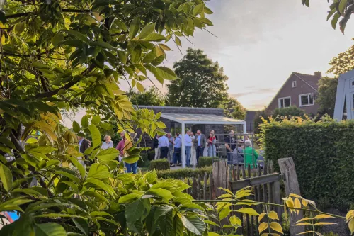 Hinter dem Geschäftsgebäude von Pollmann § Renken breitet sich eine Gartenlandschaft aus