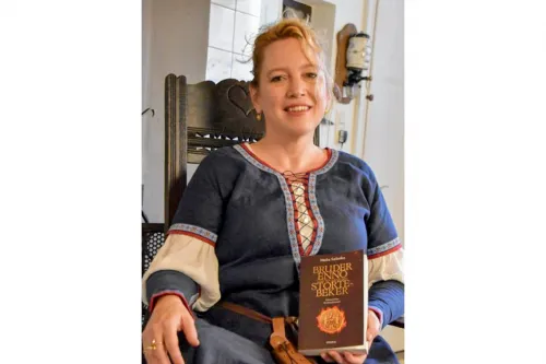 Autorin im Kostüm mit ihrem Buch
