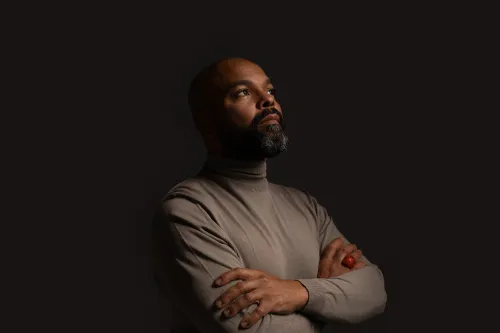 Myles Sanko ist ein britischer Soul- und Jazzsänger und Songwriter ghanaischer Herkunft.