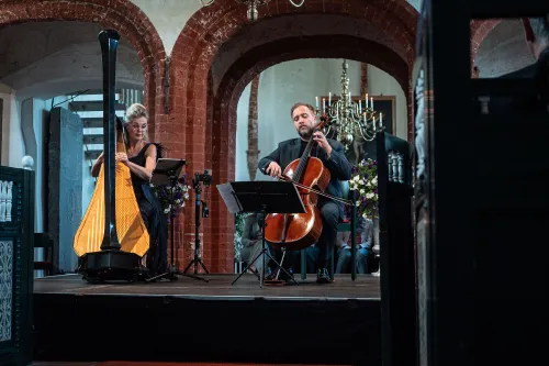 Kateřina Englichová und Petr Nouzovský vor dem steinernen Lettner der Marienkirche von Nesse