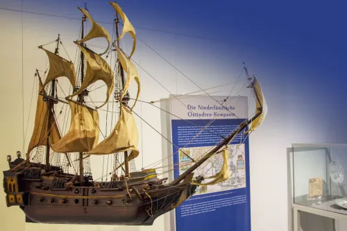 Ein Segelschiff bringt Waren aus fernen Ländern nach Europa.
