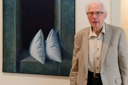 Dr. Walter Baumfalk, im Hintergrund ein Bild von Hanna Lömker-Rühmann aus Großefehn