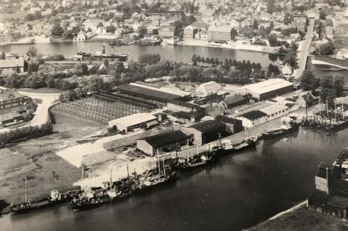 Luftaufnahme des Geländes der Leerer Heringsfischerei aus den 1950er Jahren.