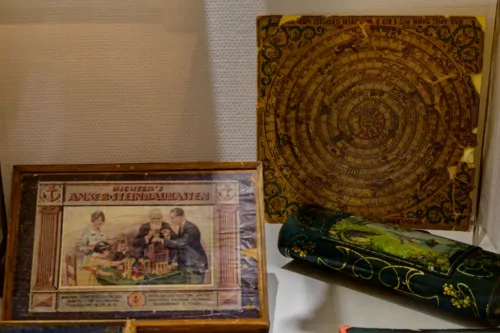 Das klassische „Jungenspielzeug“ war der Baukasten – entweder in Form von Bauklötzen zur Errichtung von Häusern, Brücken, Fabriken oder Straßenzügen, oder als Technikbaukasten, mit dem sich Stahlelemente mit Schrauben zu Kränen, Fahrzeugen oder anderen technischen „Wunderwerken“ zusammensetzen ließen.