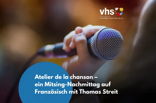 Veranstaltungsklalat, eine Frau hält ein Microfon in der Hand