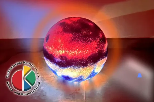 Glasobjekt im Lichterspiel