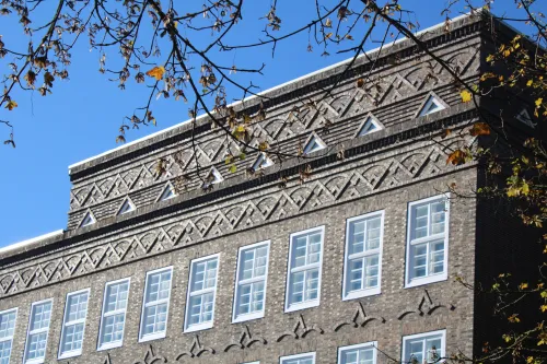 Herrentorschule in Emden. Fassadenansicht mit unterschiedlichen Zierelementen