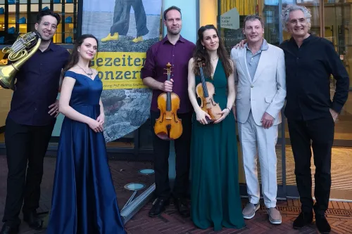 Das Ensemble vor dem Eingang der Kunsthalle: Hornist Tomás Figueiredo, Sopranistin Lilia-Fruz Bulhakova, Bratscher Lucas Schwengebecher, Geigerin Johanna Röhrig, Komponist, Pianist und Dirigent Ettore Prandi sowie Pianist Matthias Kirschnereit   